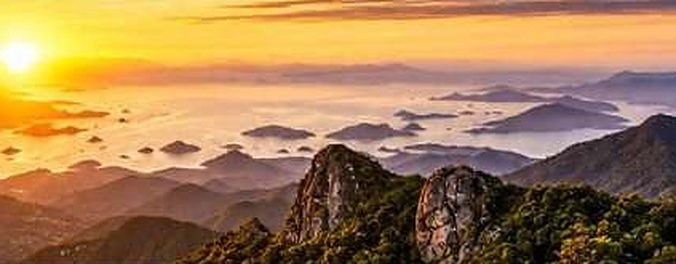 Nascer do sol visto da Pedra da Macela, com o litoral ao fundo